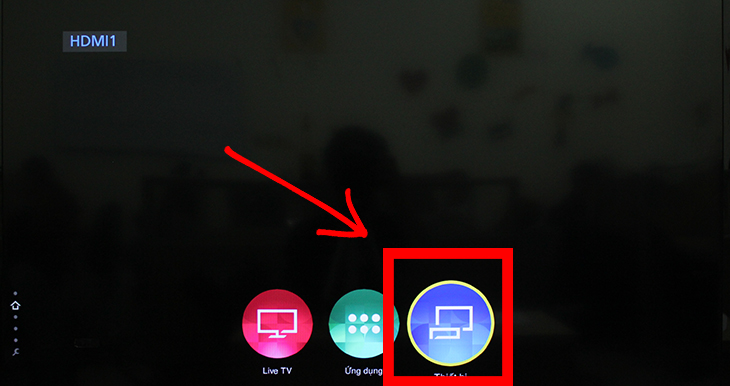 Chọn mục “Thiết bị” trên màn hình chính để lựa chọn nguồn phát