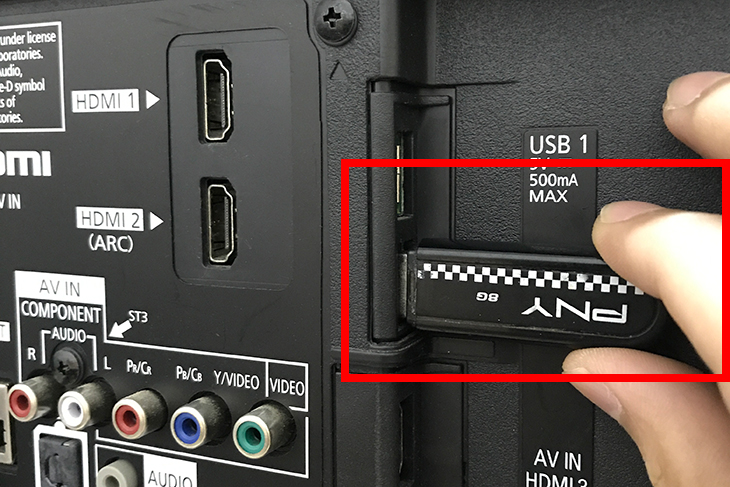 Kết nối USB vào tivi ở mặt sau.