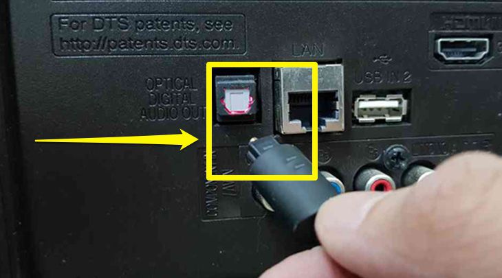 kết nối một đầu của cáp Optical vào cổng kết nối Optical trên tivi LG