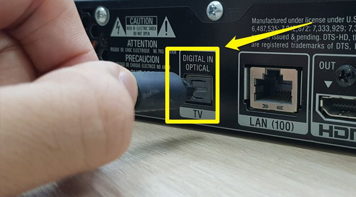 Đầu còn lại của cáp Optical kết nối vào cổng Optical trên la nhé