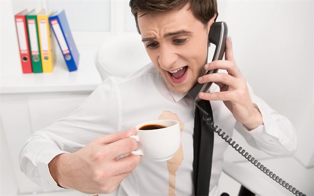 Mẹo làm sạch vết cafe dính trên quần áo