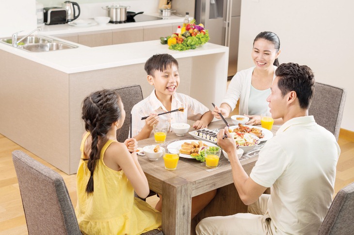 Vì sao không nên xem tivi khi đang ăn?