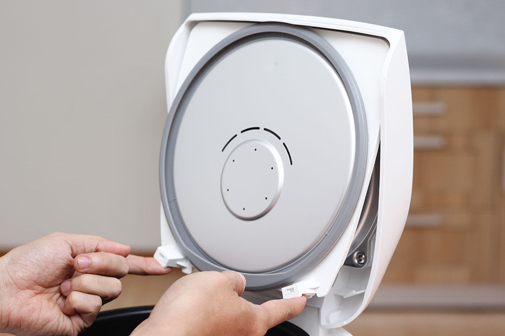 Nồi Cơm Điện Panasonic SR-ZE105WRAM Nồi điện tử 1L mầu trắng